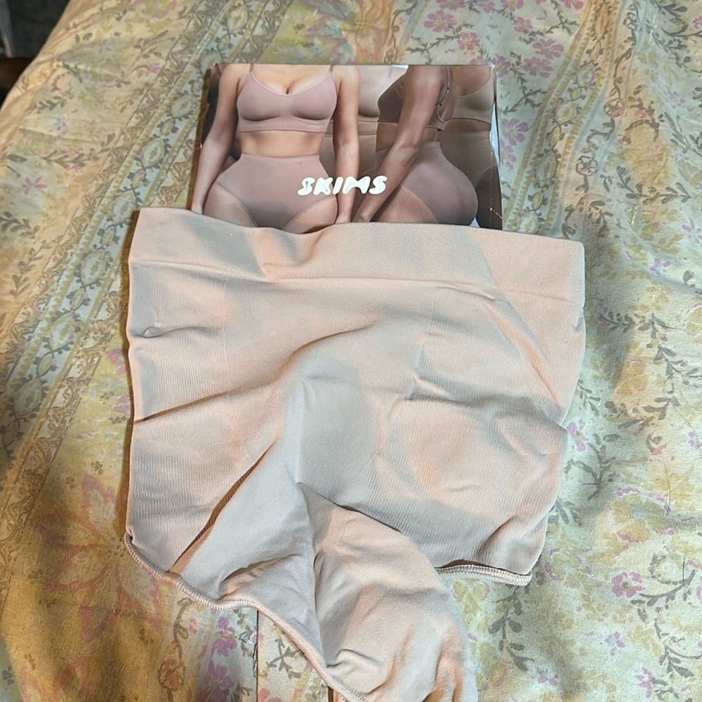BN SKIMS SCULPTING MIDWAIST THONG